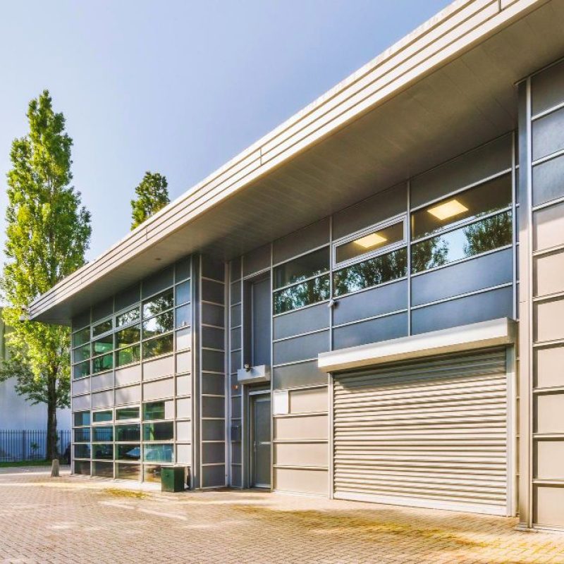 fasada-budynku-murowanego-z-drzwiami-drewnianymi